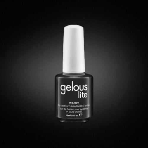 Le In & Out est formulé pour une brillance miroir exceptionnelle. Il ne nécessite aucun nettoyage (no wipe) après la pose pour une finition ultra rapide, sans compromis sur le look! 